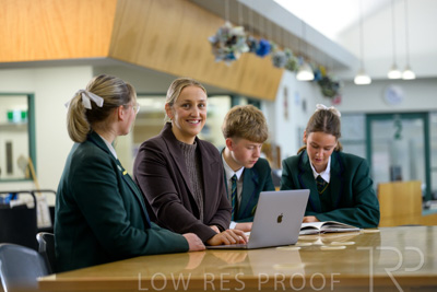 August 2025 / LIBRARY-Seniors_250826-3013