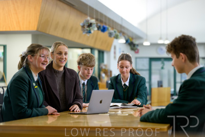 August 2025 / LIBRARY-Seniors_250826-3023