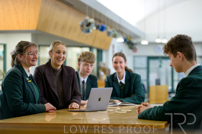 August 2025 / LIBRARY-Seniors_250826-3028