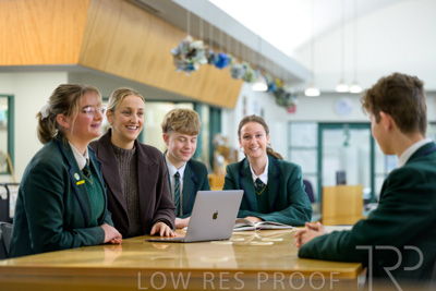 August 2025 / LIBRARY-Seniors_250826-3032