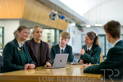 August 2025 / LIBRARY-Seniors_250826-3035