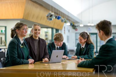 August 2025 / LIBRARY-Seniors_250826-3044