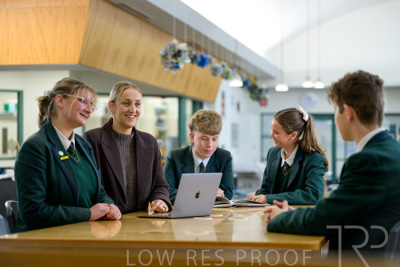 August 2025 / LIBRARY-Seniors_250826-3049