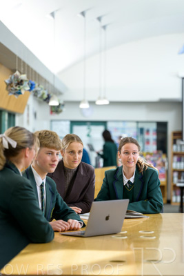 August 2025 / LIBRARY-Seniors_250826-3062