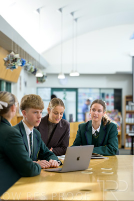 August 2025 / LIBRARY-Seniors_250826-3066