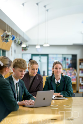 August 2025 / LIBRARY-Seniors_250826-3095