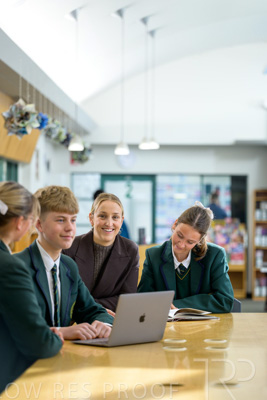 August 2025 / LIBRARY-Seniors_250826-3112