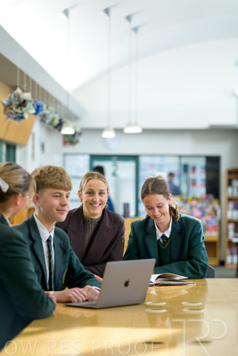 August 2025 / LIBRARY-Seniors_250826-3119