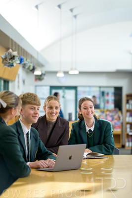 August 2025 / LIBRARY-Seniors_250826-3127