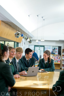 August 2025 / LIBRARY-Seniors_250826-3145