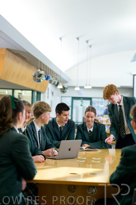 August 2025 / LIBRARY-Seniors_250826-3172