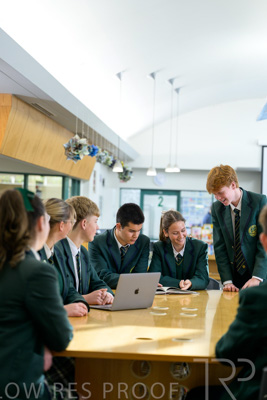 August 2025 / LIBRARY-Seniors_250826-3177