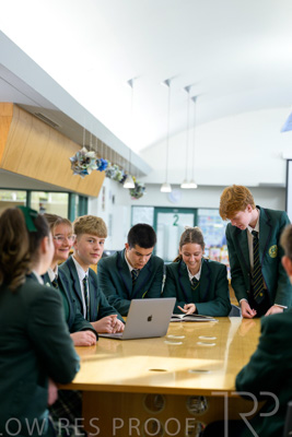 August 2025 / LIBRARY-Seniors_250826-3180