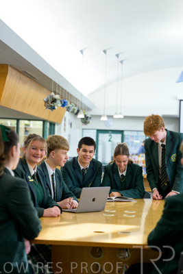 August 2025 / LIBRARY-Seniors_250826-3191