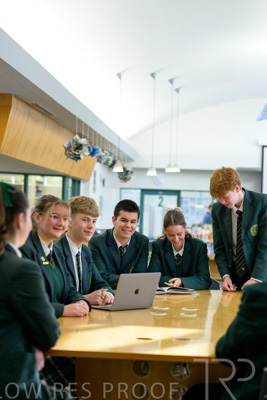 August 2025 / LIBRARY-Seniors_250826-3194