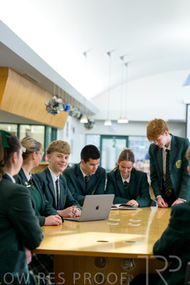 August 2025 / LIBRARY-Seniors_250826-3197