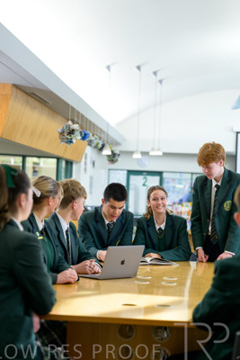 August 2025 / LIBRARY-Seniors_250826-3206