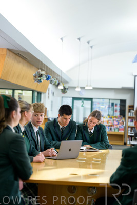 August 2025 / LIBRARY-Seniors_250826-3207