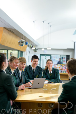 August 2025 / LIBRARY-Seniors_250826-3212