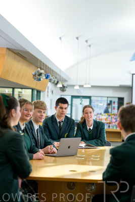 August 2025 / LIBRARY-Seniors_250826-3217