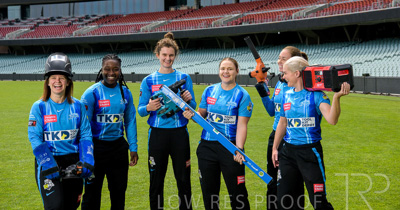 October 2022 / GROUP-OF-6-ON-OVAL_221010_81E2779