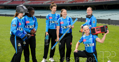 October 2022 / GROUP-OF-6-ON-OVAL_221010_81E2787