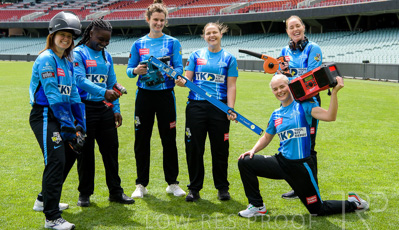 October 2022 / GROUP-OF-6-ON-OVAL_221010_81E2800