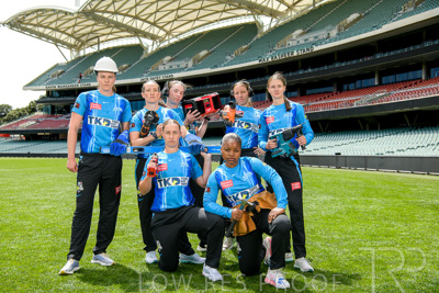 October 2022 / GROUP-OF-6-ON-OVAL_221010_85N4599