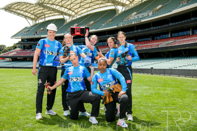 October 2022 / GROUP-OF-6-ON-OVAL_221010_85N4603