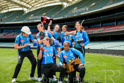 October 2022 / GROUP-OF-6-ON-OVAL_221010_85N4606