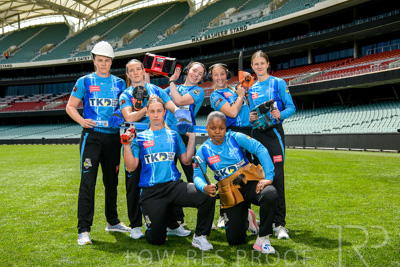 October 2022 / GROUP-OF-6-ON-OVAL_221010_85N4615