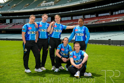 October 2022 / GROUP-OF-6-ON-OVAL_221010_85N4618