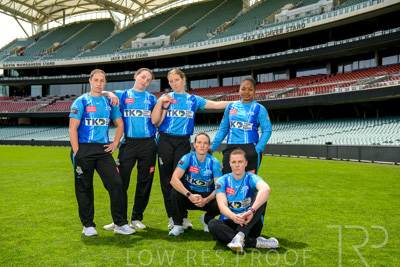 October 2022 / GROUP-OF-6-ON-OVAL_221010_85N4621