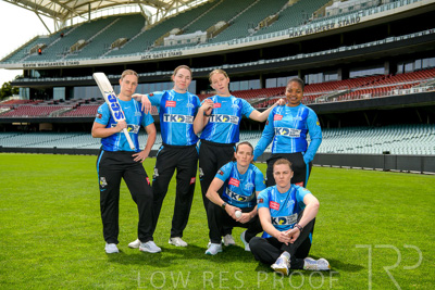 October 2022 / GROUP-OF-6-ON-OVAL_221010_85N4622