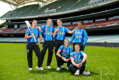 October 2022 / GROUP-OF-6-ON-OVAL_221010_85N4623