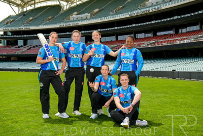 October 2022 / GROUP-OF-6-ON-OVAL_221010_85N4624