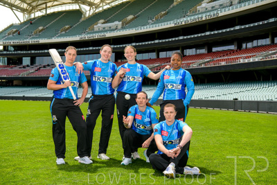 October 2022 / GROUP-OF-6-ON-OVAL_221010_85N4628