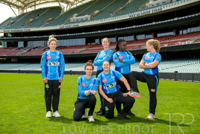 October 2022 / GROUP-OF-6-ON-OVAL_221010_85N4639