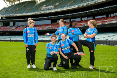 October 2022 / GROUP-OF-6-ON-OVAL_221010_85N4640