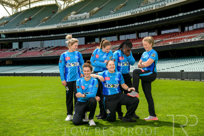 October 2022 / GROUP-OF-6-ON-OVAL_221010_85N4641