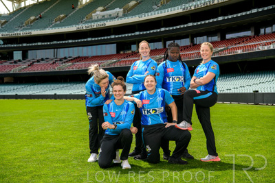 October 2022 / GROUP-OF-6-ON-OVAL_221010_85N4642