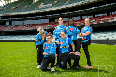 October 2022 / GROUP-OF-6-ON-OVAL_221010_85N4643