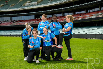 October 2022 / GROUP-OF-6-ON-OVAL_221010_85N4644