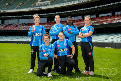 October 2022 / GROUP-OF-6-ON-OVAL_221010_85N4646