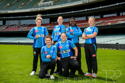 October 2022 / GROUP-OF-6-ON-OVAL_221010_85N4647