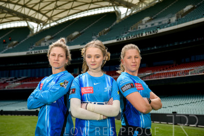 October 2022 / GROUP-OF-6-ON-OVAL_221010_85N4662