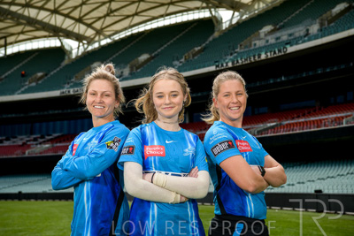 October 2022 / GROUP-OF-6-ON-OVAL_221010_85N4665