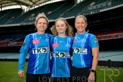 October 2022 / GROUP-OF-6-ON-OVAL_221010_85N4667