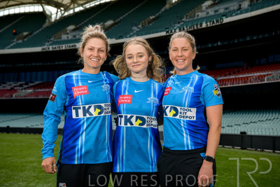 October 2022 / GROUP-OF-6-ON-OVAL_221010_85N4668