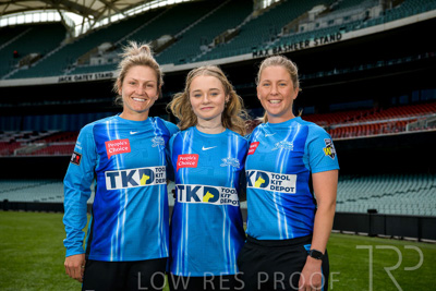 October 2022 / GROUP-OF-6-ON-OVAL_221010_85N4670